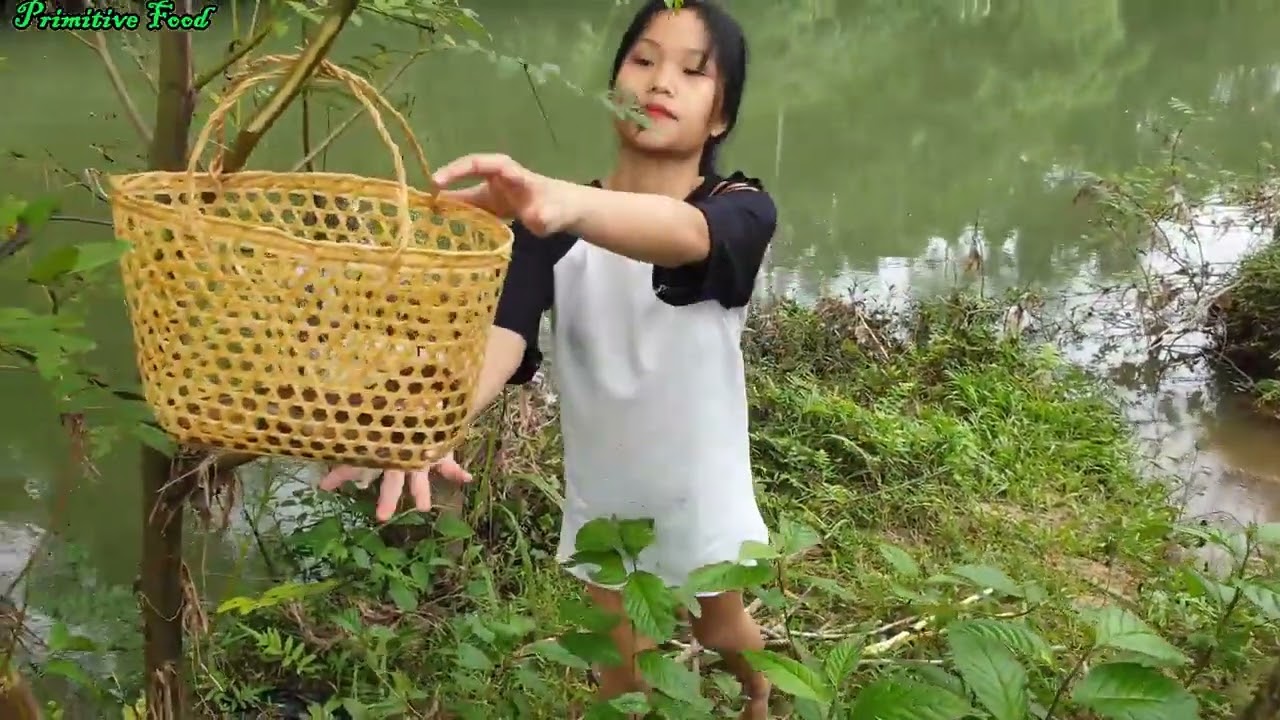 Beautiful Girl Catch Eels by hand~ Grilled Eels on the river bank Very Yummy