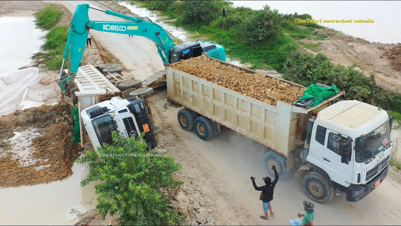 Dangerous Dongfeng Dump Truck Overturned Recovery by Kobelco Excavator, Dump Truck