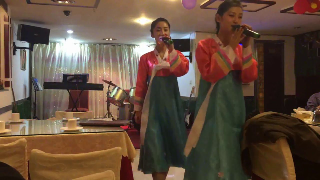 北朝鮮レストランのショー(1/2)  The NorthKorean Restaurant in China 1 of 2.