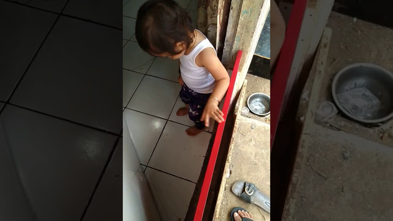 dede mandi lepas baju sama celana sendiri (buka celana)