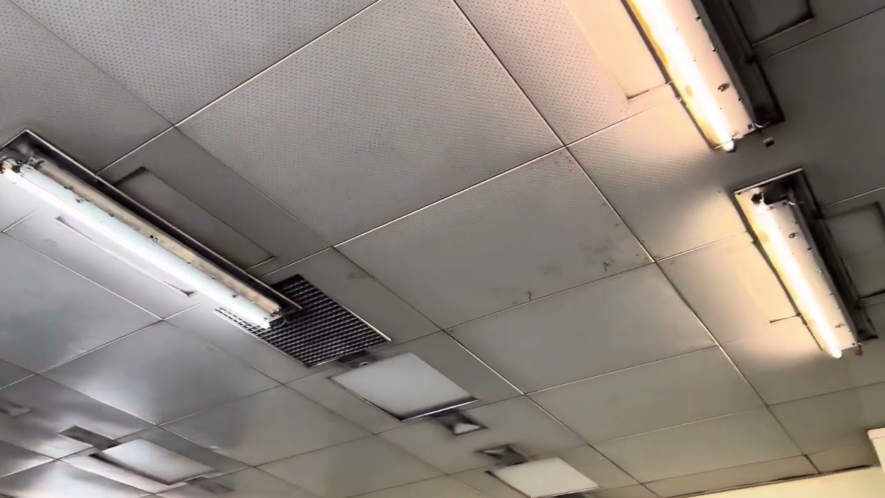 Old noisy fluorescent lamps fixtures 40W from 70s