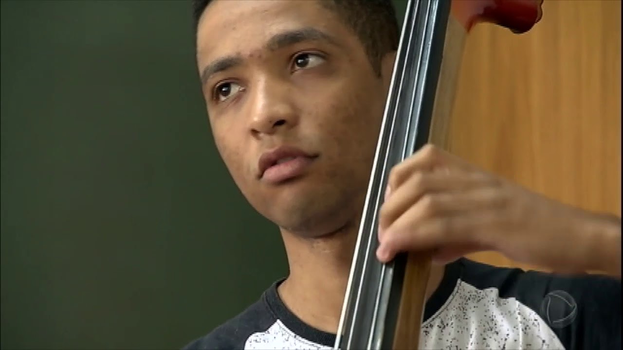 Jovem vence barreiras para tocar contrabaixo acústico