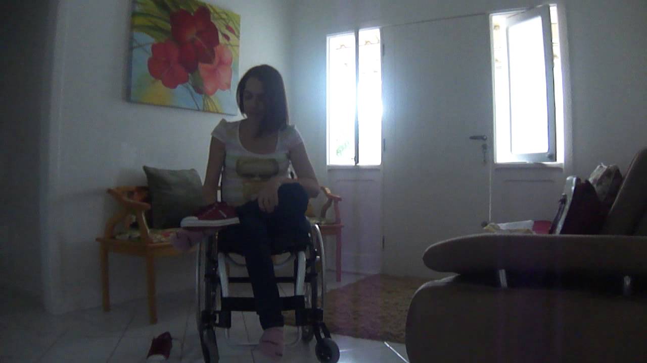 Como colocar tênis sentada na cadeira de rodas...