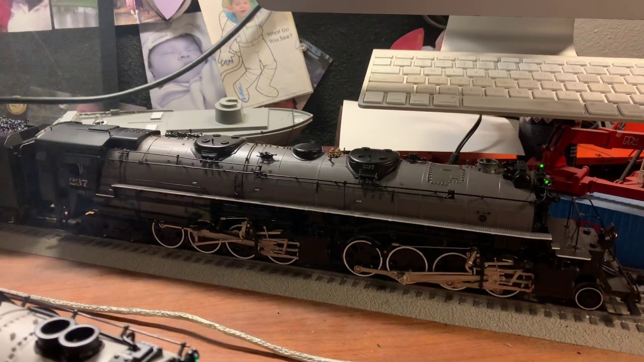 Duluth Missabe & Iron Range sound comparison 3rd rail in the back and Lionel Legacy in the front