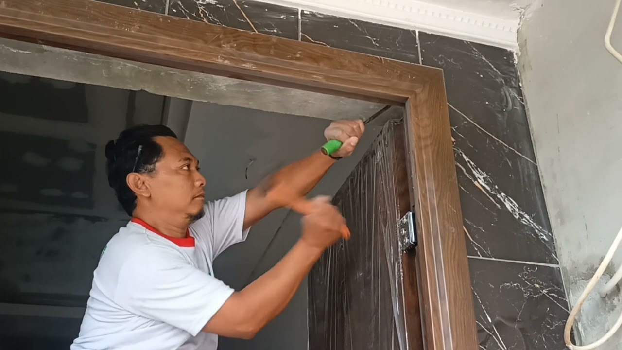 Proses pasang pintu baja merk fortres dan jendela aluminium serat kayu merk aleksindo