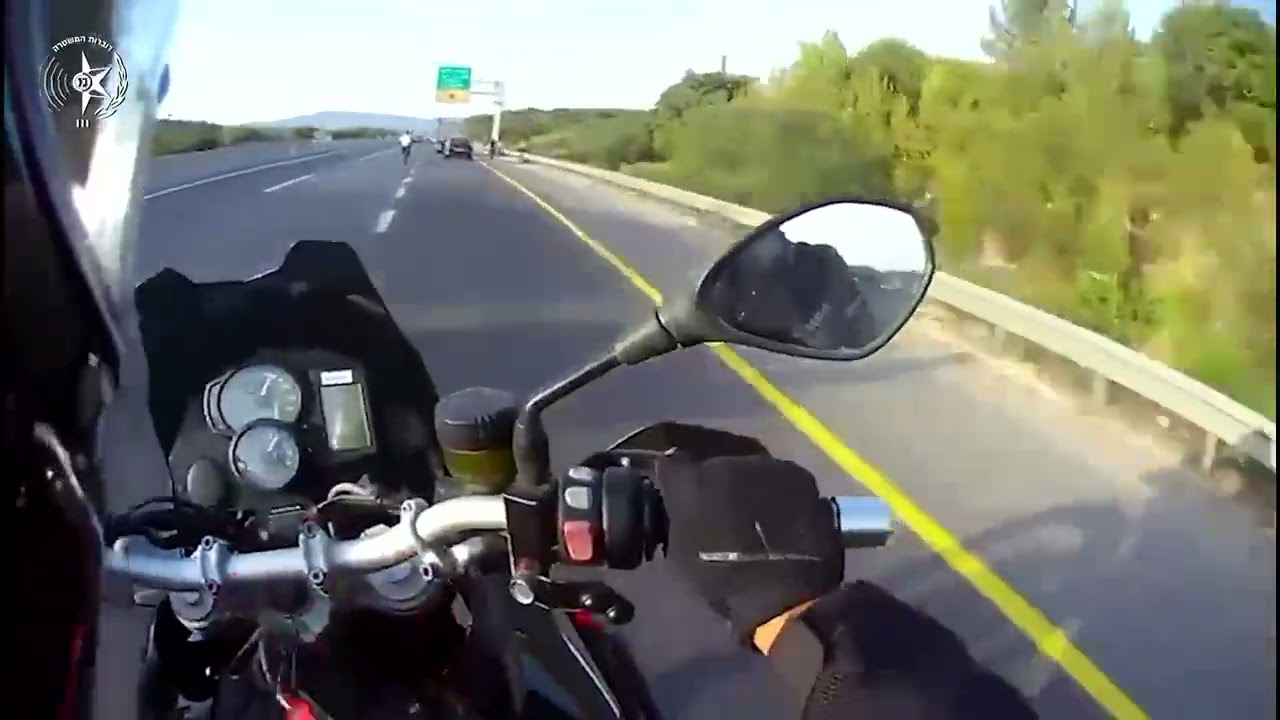 מרדף משטרתי דרמטי אחר רוכב אופנוע ללא רישיון - שהתנגש במעקה ונעצר