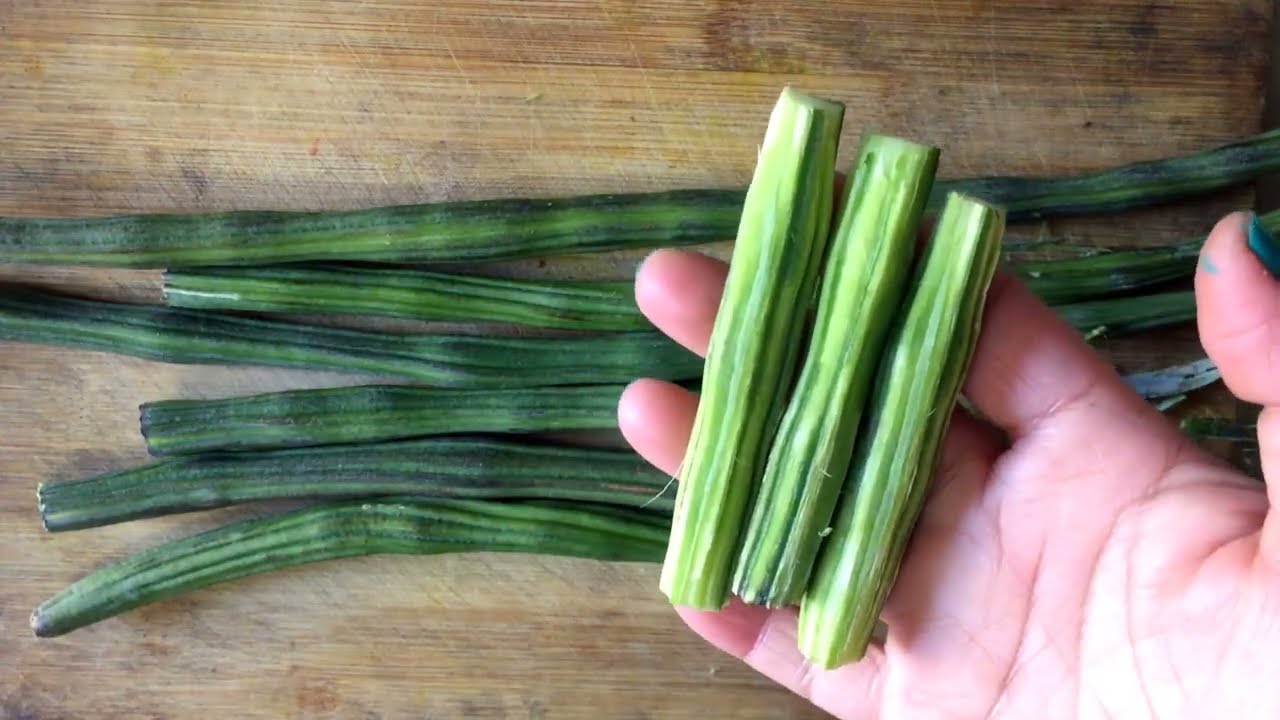 How to cut drumsticks | सहजन को कैसे काटे और छिले | Moringa cutting and storing easily