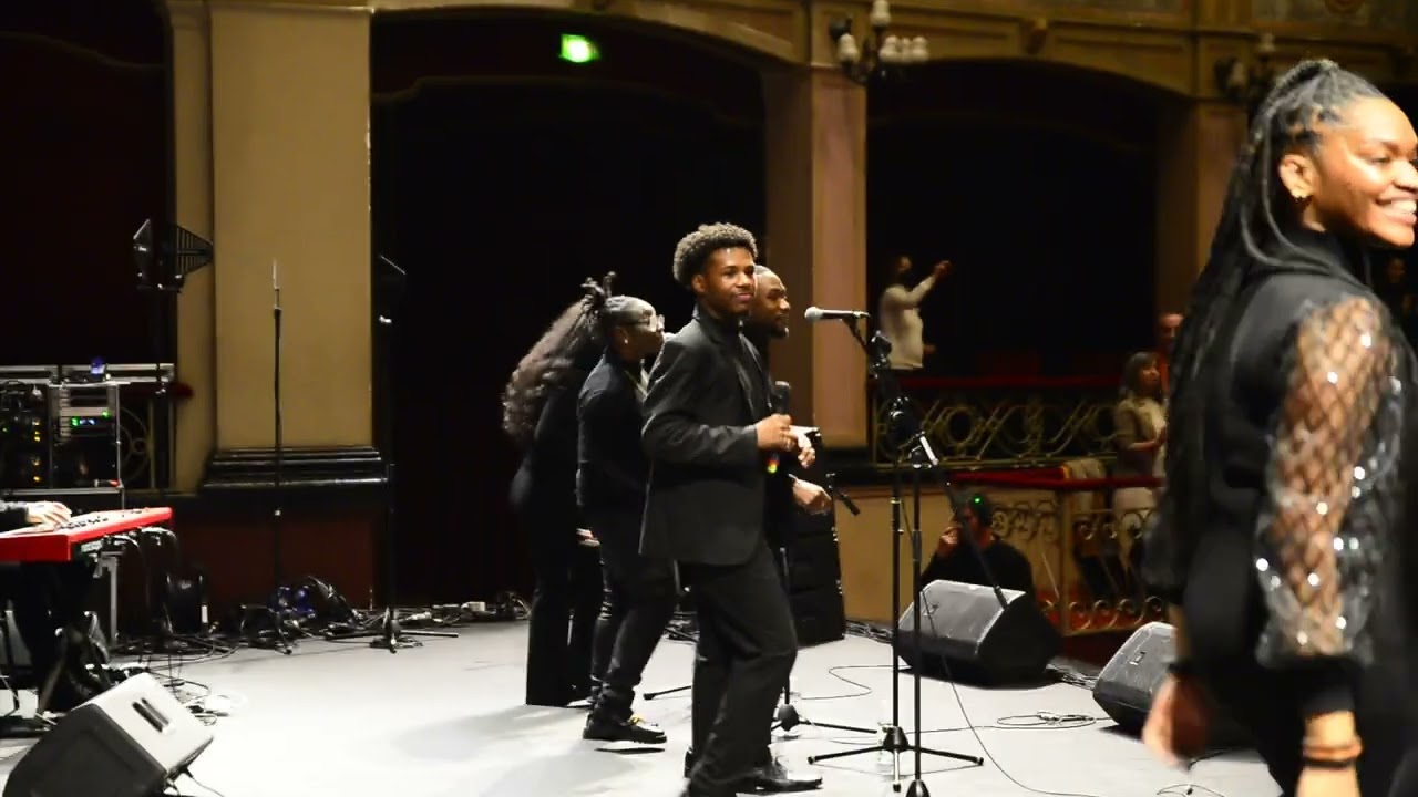 the BRONX GOSPEL CHOIR leaded by  Kaylah Harvery