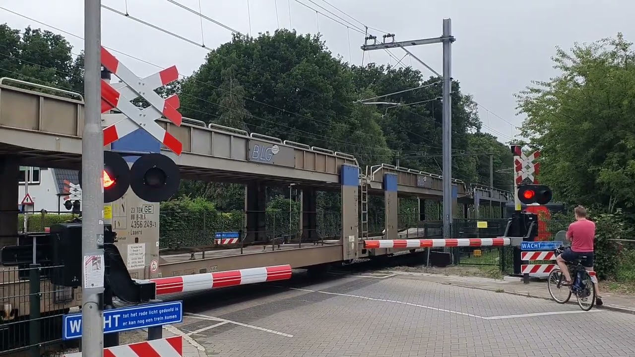 SNG & RFO 692 duwt de Lege BLG Autotrein Richting Amersfoort Goederenemplacement(24 Juni 2025).