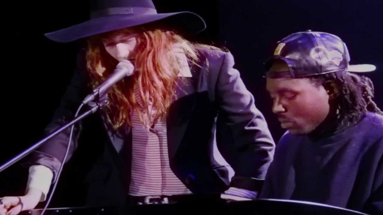 Florence Welch & Dev Hynes Cover Icona Pop's 