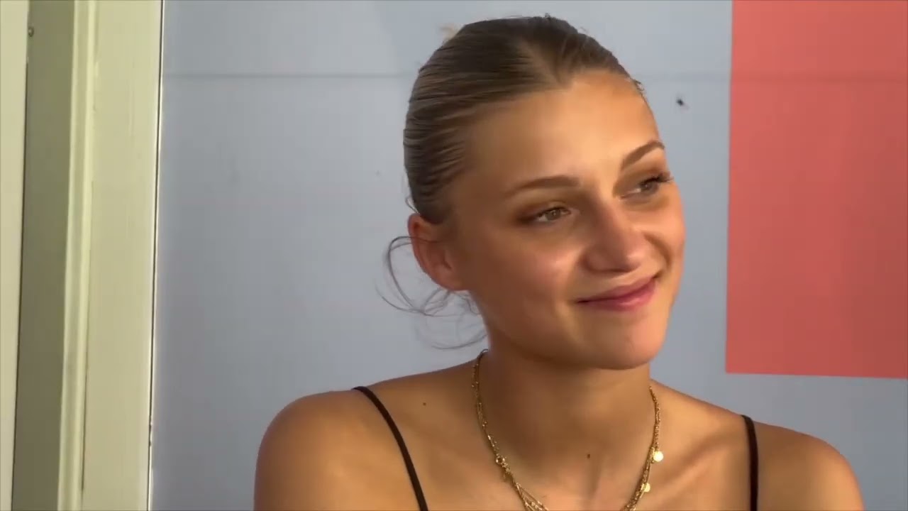 Djamila Zünd spricht mit Hauptdarstellerin Flavie Delangle und Regisseur Hugues Hariche