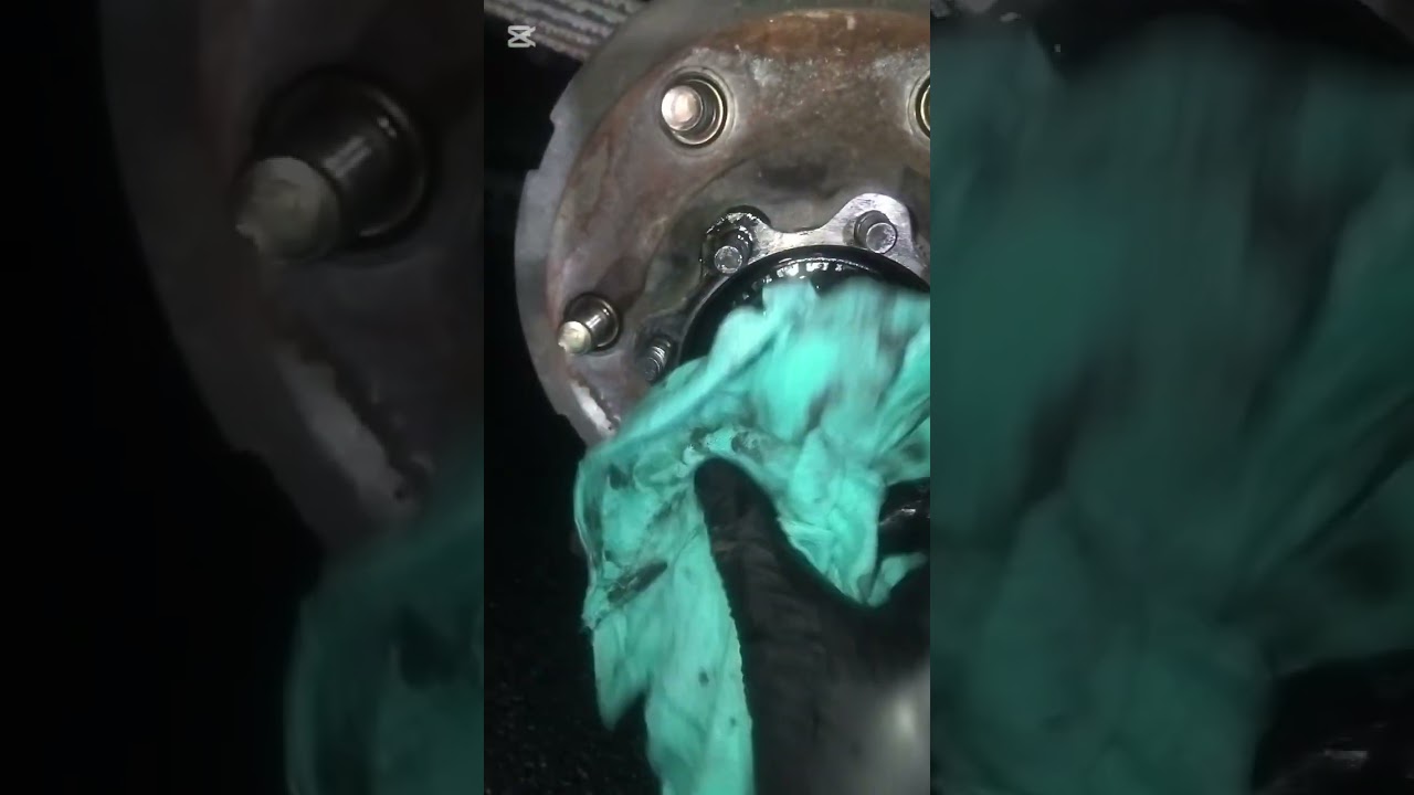 Осмотр и снятие задних барабанных тормозов на Isuzu NPR Turbo Diesel 2003 года.