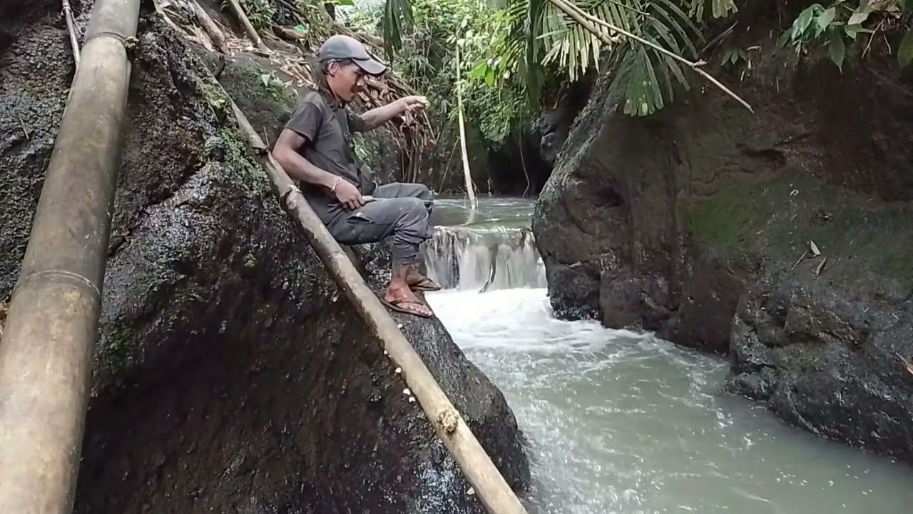 MANCING SANTAI DUDUK PINGGIRAN TEBING