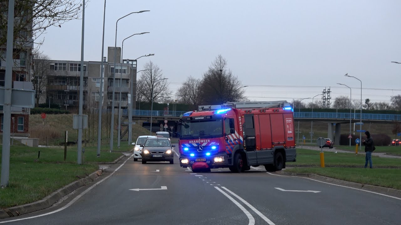 PRIO1 | Brandweer en Politie Lelystad met spoed naar een woningbrand in de Archipel!