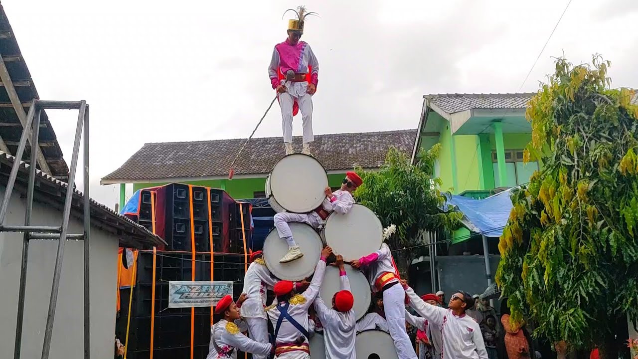 Seru atraksi baris berbaris drumband al azhar live show kosari