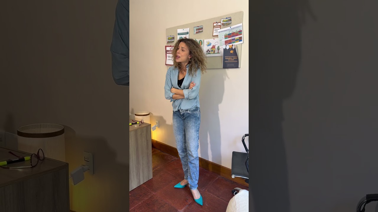 A professora quando os alunos est&atilde;o conversando na aula #shorts