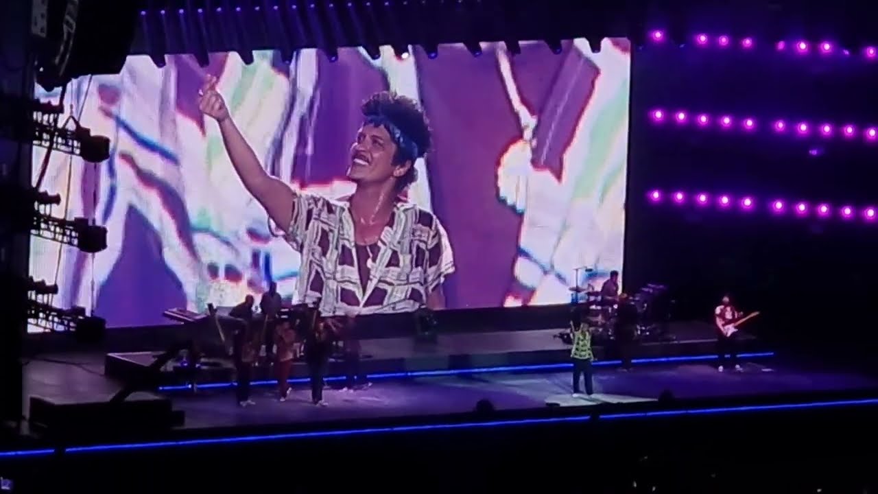 Bruno Mars Live Concert - Just the Way you are & Uptown Funk (encore)