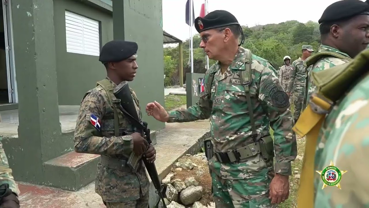 Comandante del Ej&eacute;rcito recorre puestos fronterizos de provincias El&iacute;as Pi&ntilde;a e Independencia