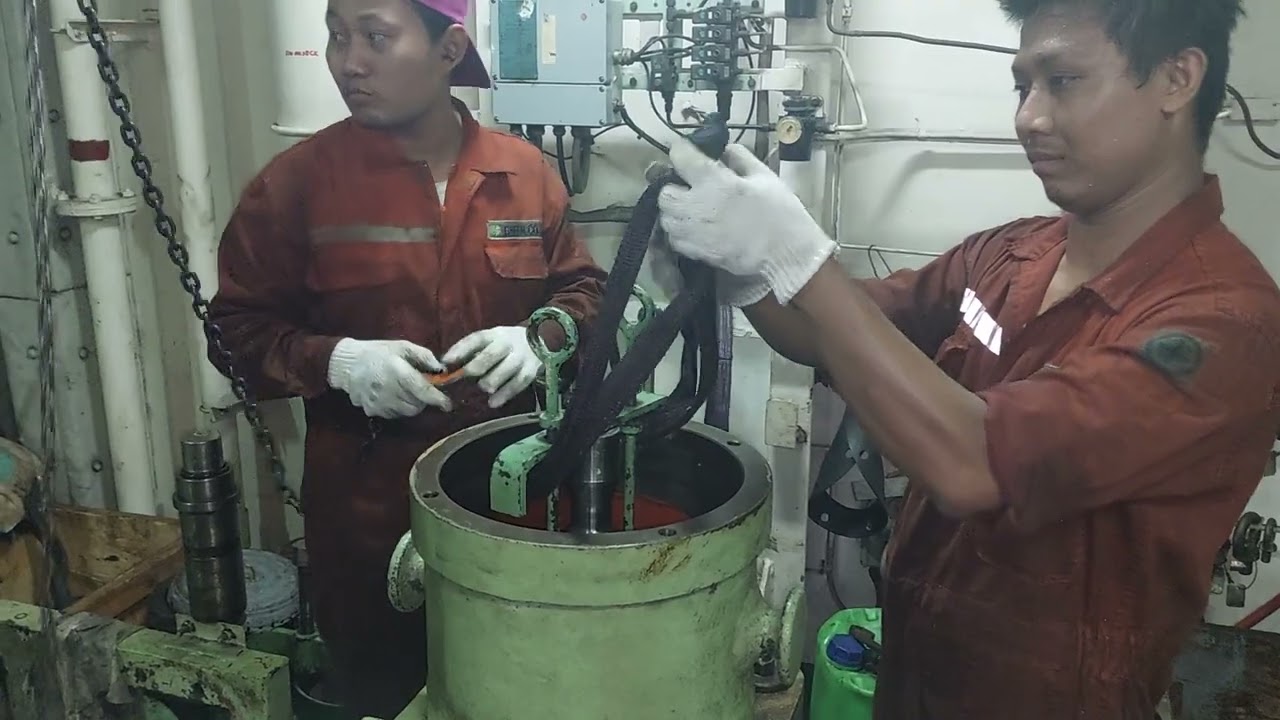 Overhauling M/E Exhaust Valve/ Akasaka Mitsubishi UE Diesel Engine ( 7UEC 45LA)