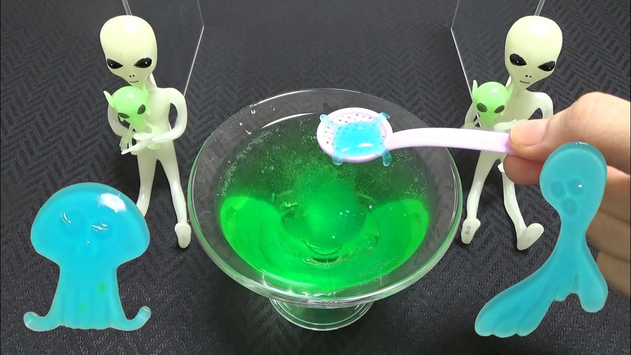 クラゲっぽいグミ　Scoop the alien-jellyfish soaking in soda pop!