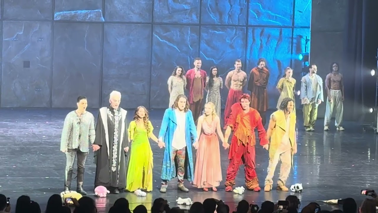 Musical audiences sing alone at 'Notre Dame de Paris' encore