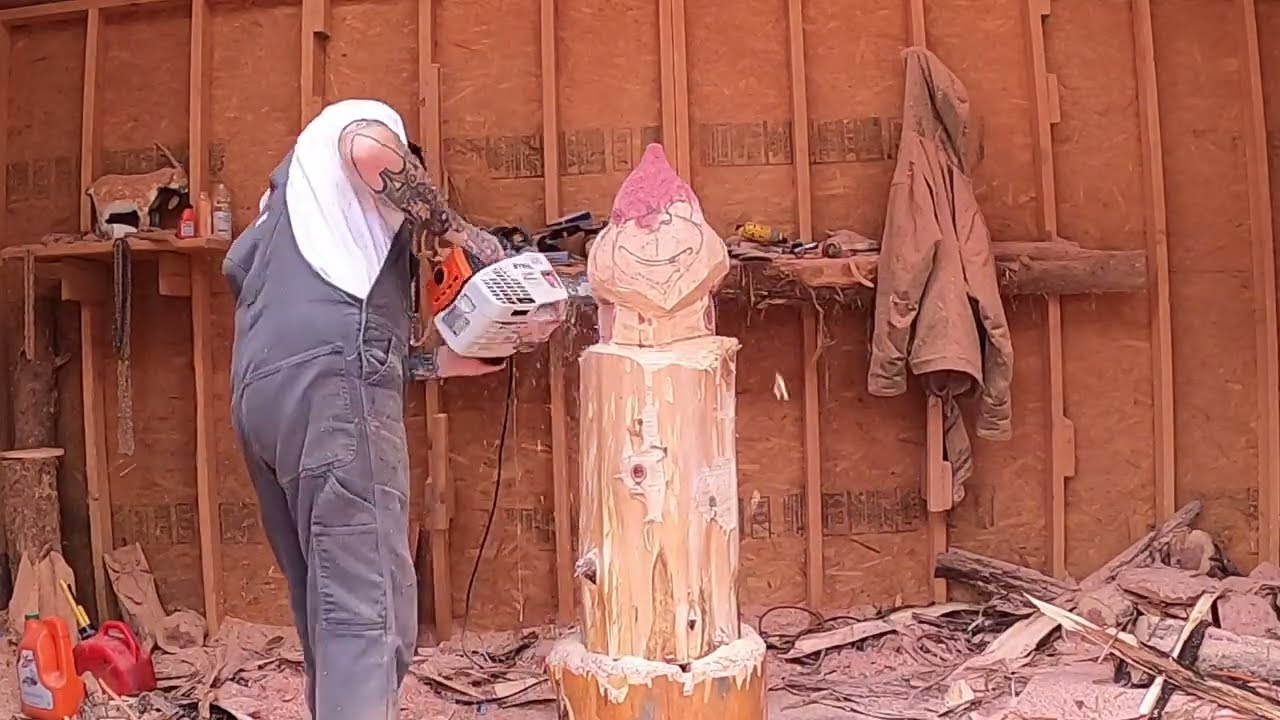 Chainsaw Carving The Grinch-time lapse