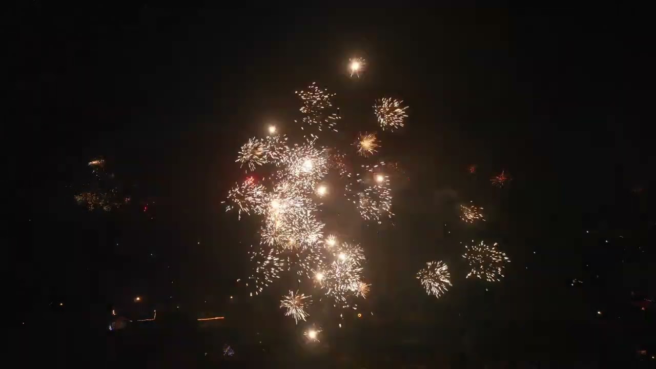 Vuurwerk vanuit de lucht, Oud en Nieuw 2025-2025. Assen, Peelo, Noorderpark.