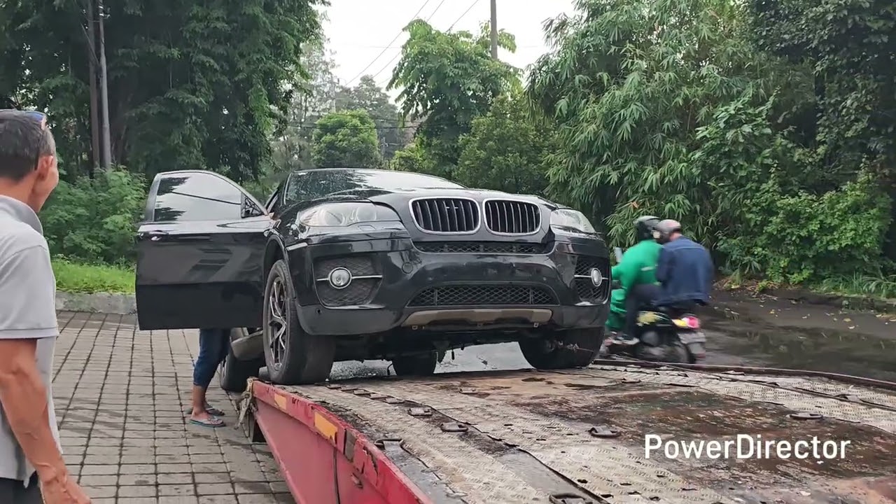 Cara Menaikkan Mobil Mogok Ke Atas Mobil Towing. 