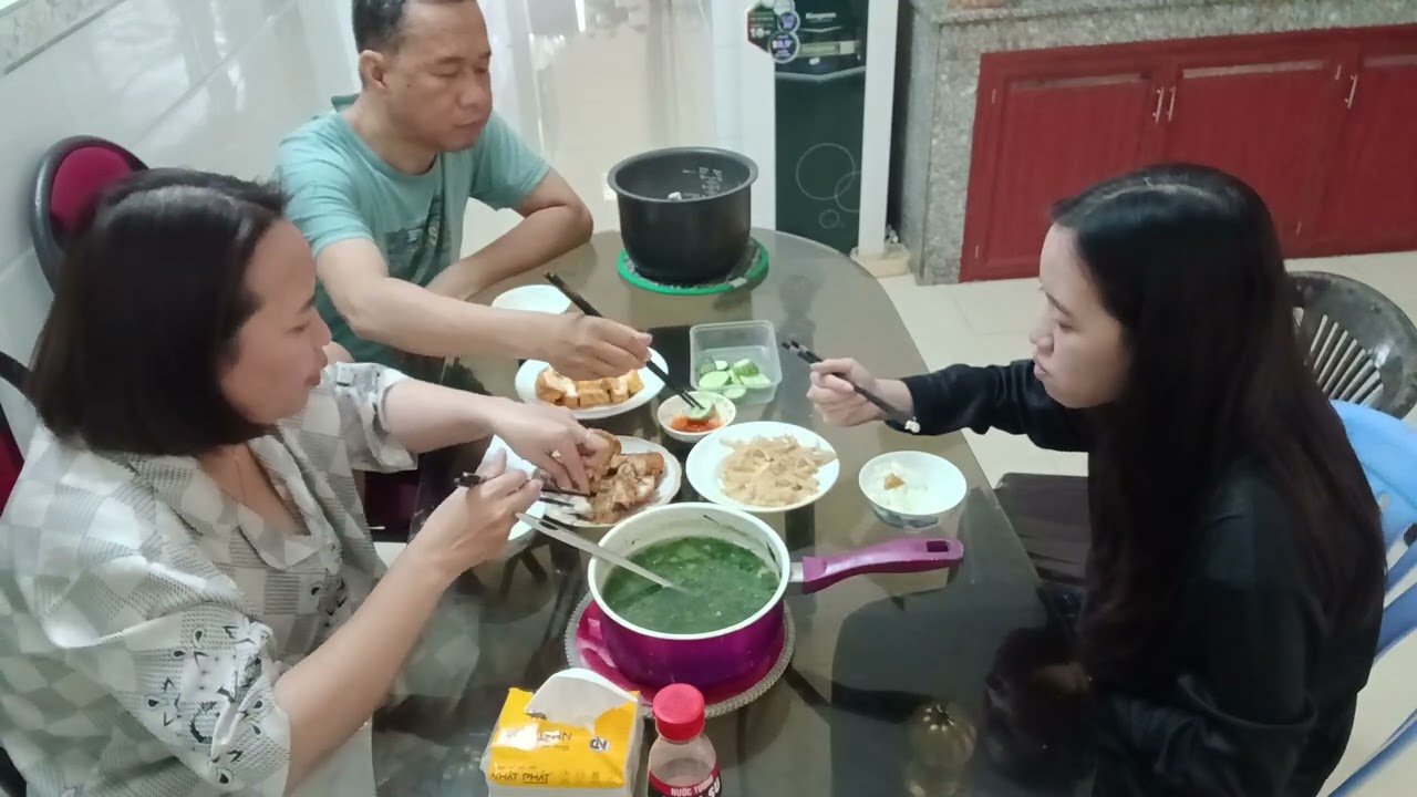 Cá chiên, trứng chiên, canh mùng tơi, dưa leo