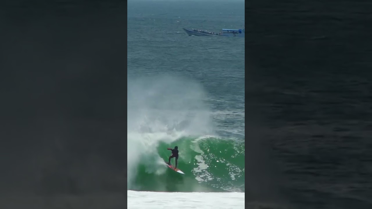 Rio Waida dando aula de backside em G-Land 🤌🏽 #surfguru #surfgurupro #surfguruavisou #indonesia