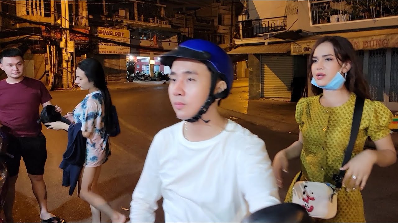 Chồng Yumi cùng chồng Bội Nhi chở nhau tình tứ đi ăn cháo...