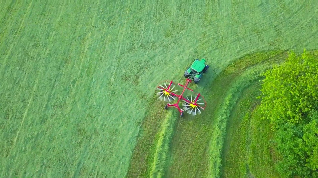 John Deere 6105R mit Pöttinger Eurotop am Schwaden