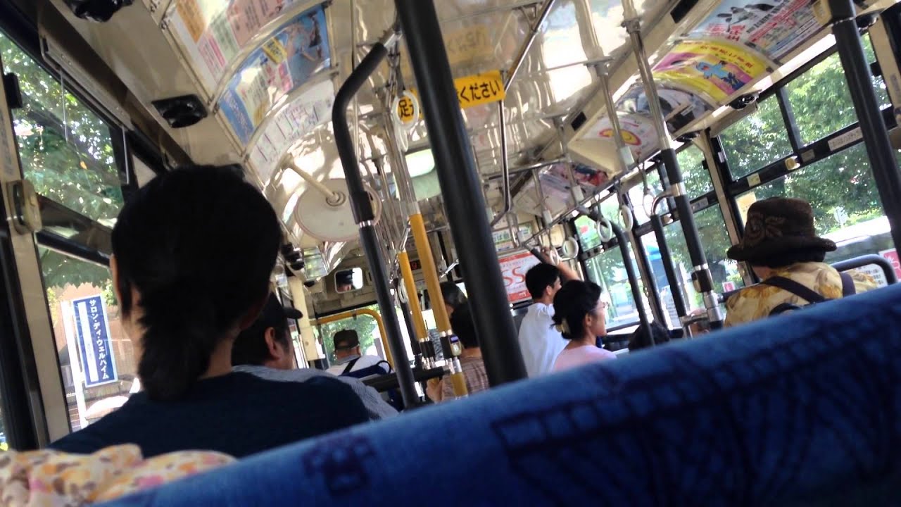 バスの車内で車いすのお年寄りと運転士に暴言を吐く人