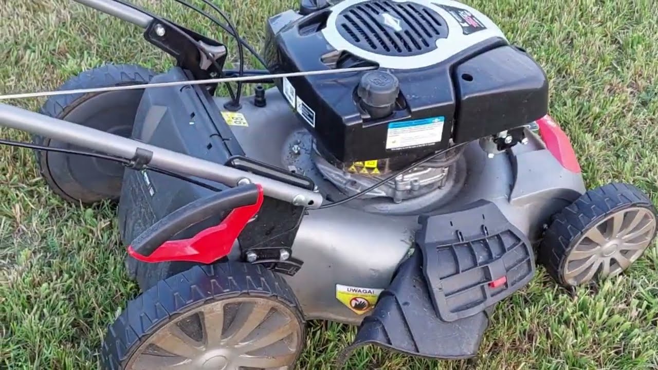 Jak szybko i łatwo wyczyścić kosiarkę z zaschniętej trawy
