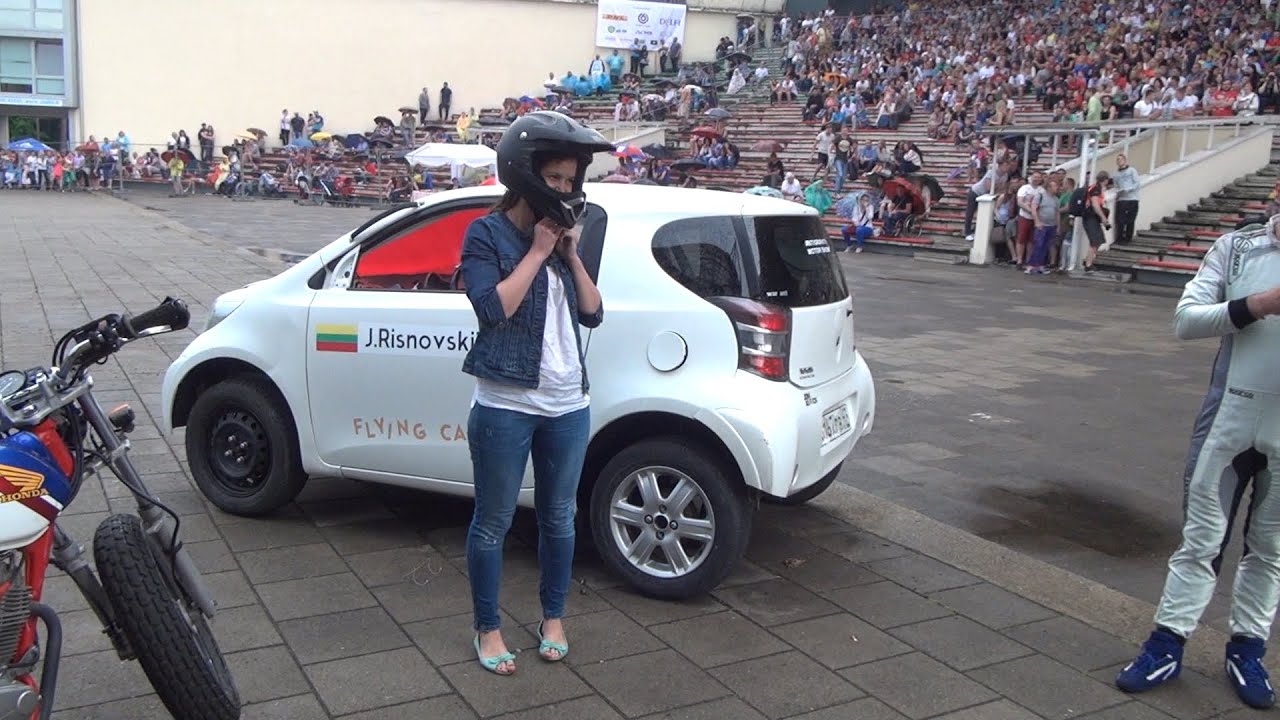 Drąsi žiūrovė važiavo sferoje kartu su kaskadininku J. Risnovskiu