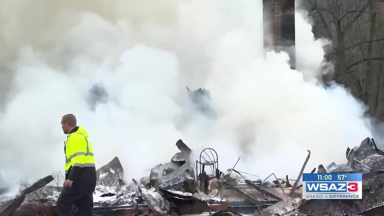 Пожар уничтожил несколько зданий; пятеро получили ранения.