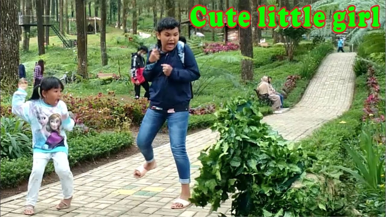 Gadis kecil yang lucu. Bushman prank manusia pohon hidup