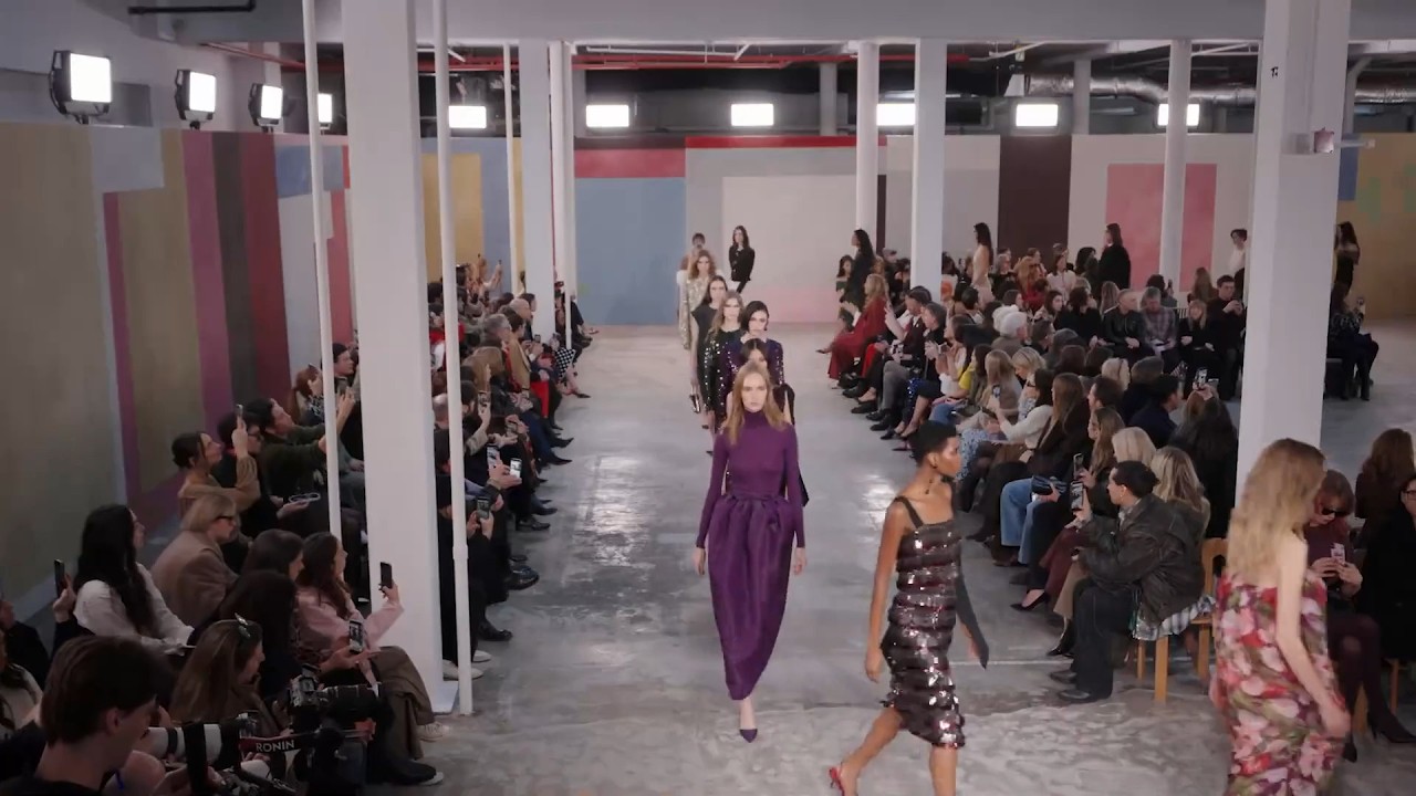 Carolina Herrera Φθινόπωρο-Χειμώνας 2026: Γιορτάζοντας τις γυναίκες στις τέχνες