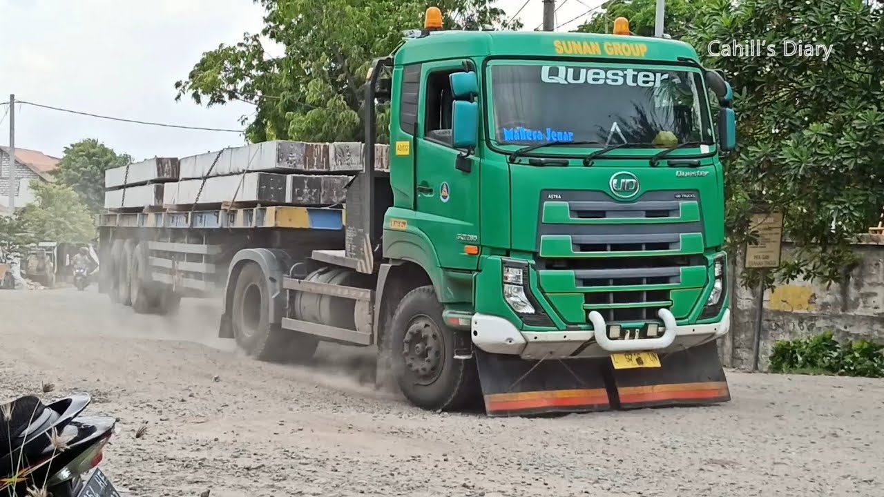 Spotting Truk di Jalan Berdebu Martadinata Lumpur Pelabuhan Gresik | Circa Desember 2020