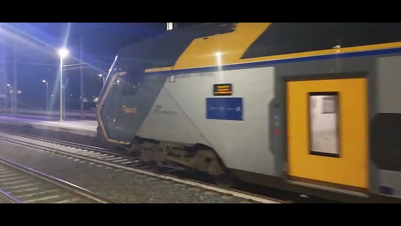 Regionale 5228 Sapri-Napoli Centrale in arrivo alla stazione di Battipaglia.