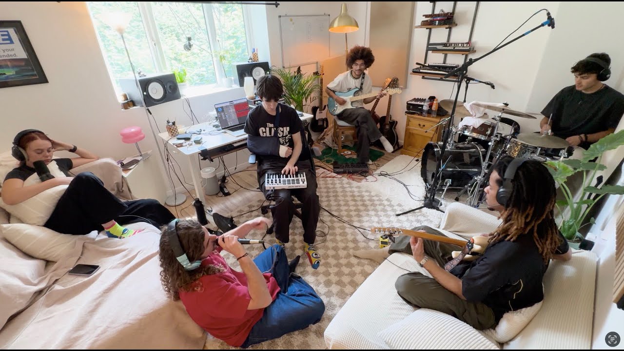 bby x Betty  - Voices In My Head -  Live from Benj's