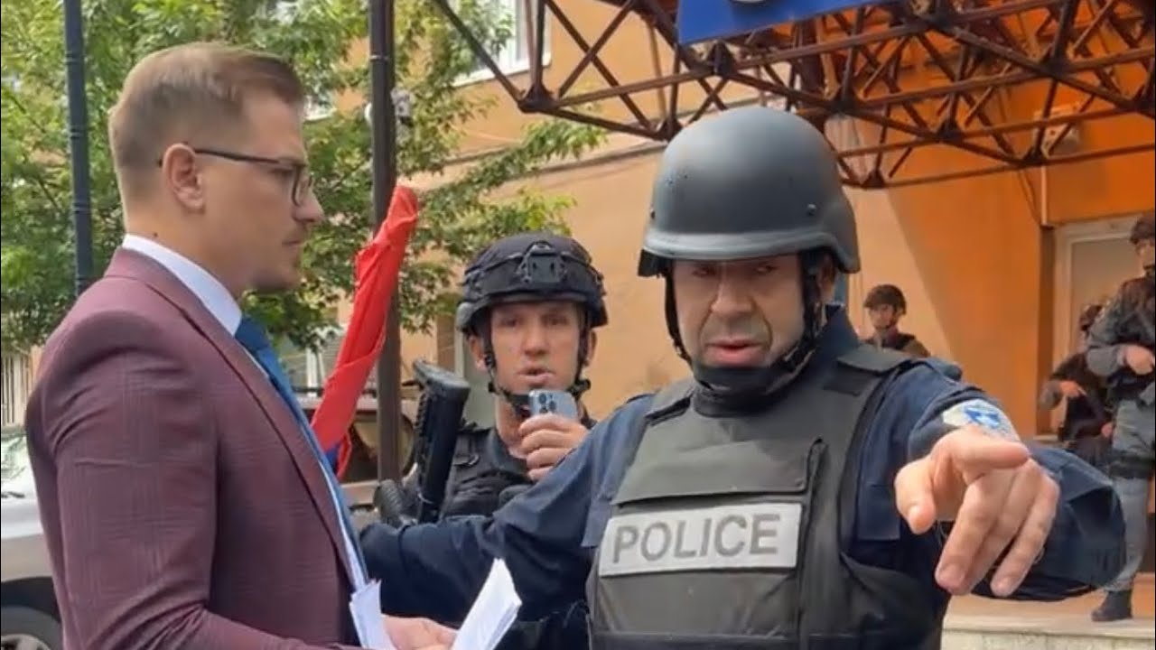 Politikani serb me një flamur serb shkon tek komuna e Zveçanit, kthehet mbrapa nga Policia e Kosovës