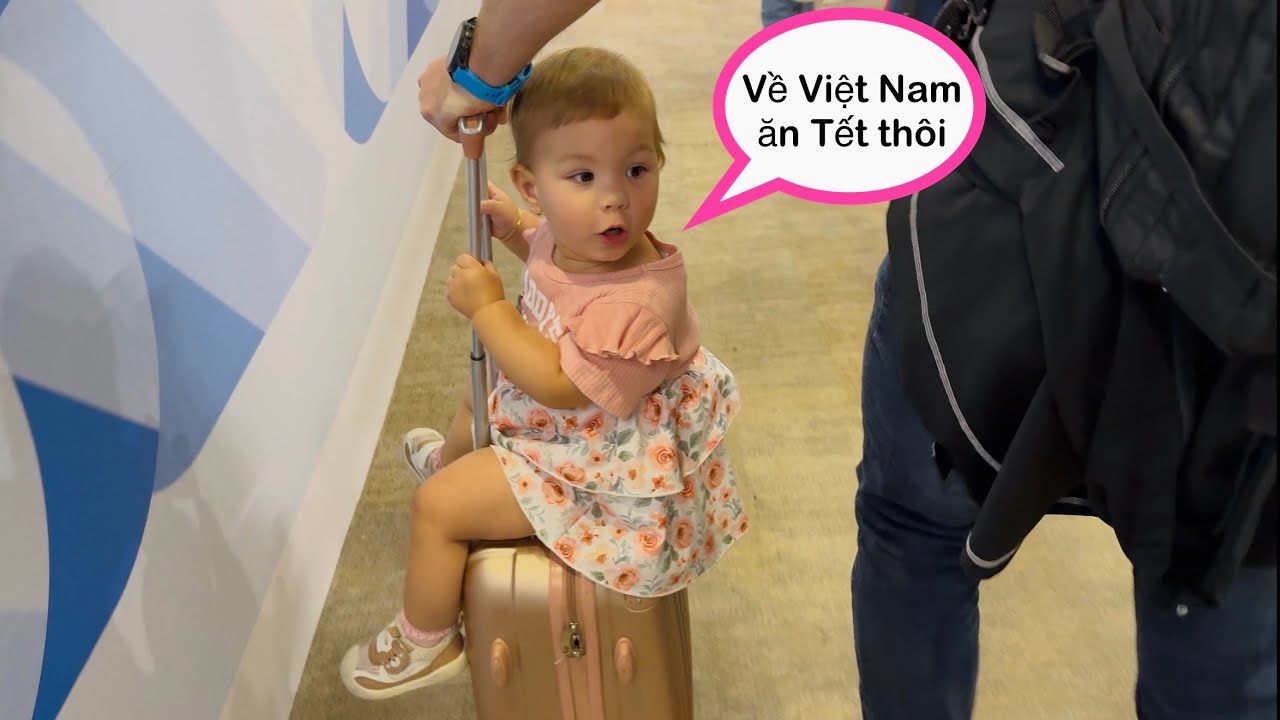 HÀNH TRÌNH BAY TỪ ÚC VỀ VIỆT NAM CỦA EM BÉ GẦN 17 THÁNG TUỔI 