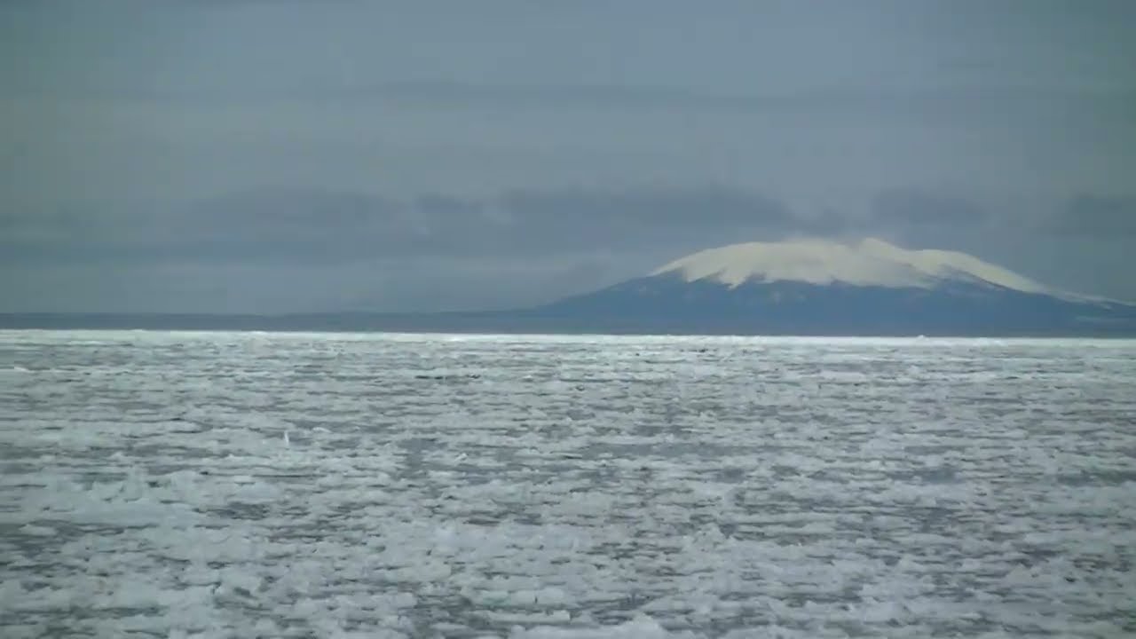 根室に流氷が　その3　遠くに国後島の山がくっきりと映っています。