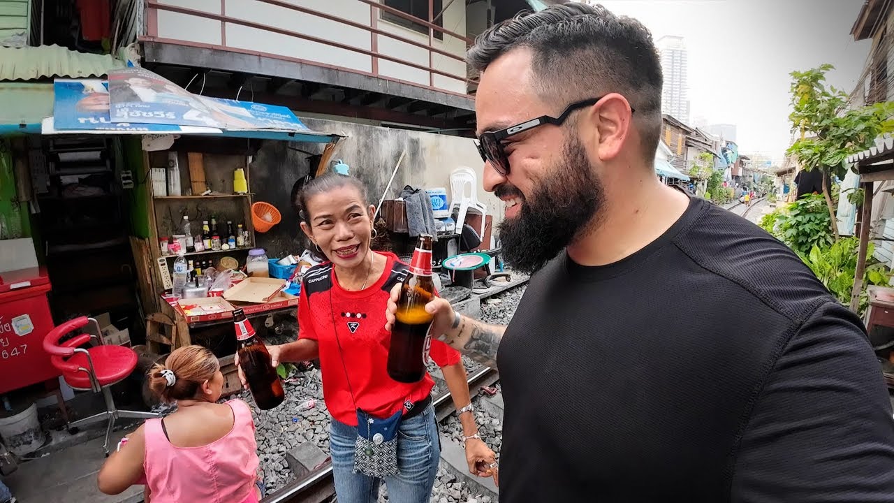 Тайская дама показывает мне свой капюшон в Бангкоке, Таиланд 🇹🇭 (Кхлонг Тоэй)