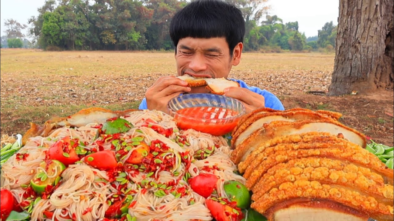 หมูกรอบตำซั่วขนมจีนเผ็ดๆแกล้มผักสดแซ่บคักขนาดครับพี่น้องMUKBANG EATING SHOW/โก้อีสานพาแดก