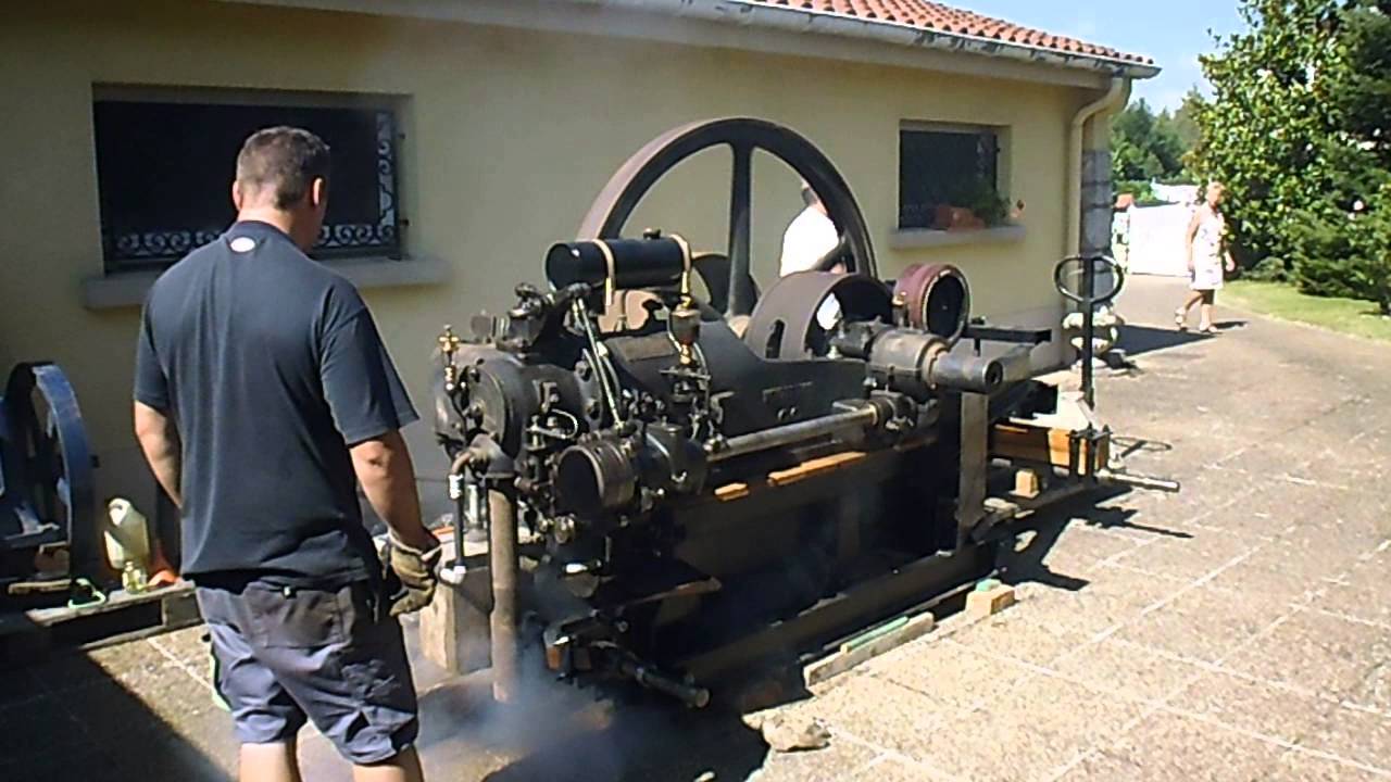 démarrage à la main d'un ancien moteur fixe de marque Winterthur