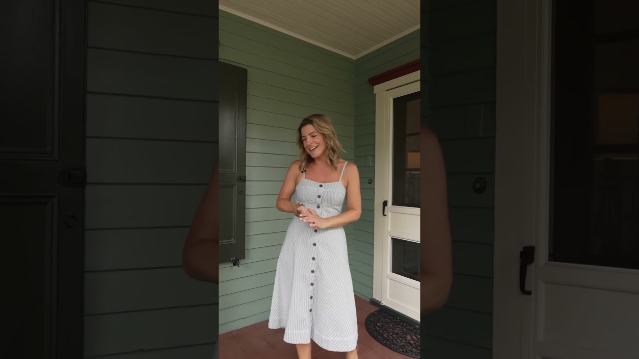 This charming porch makes for the perfect at-home date night spot. 💗🍽️