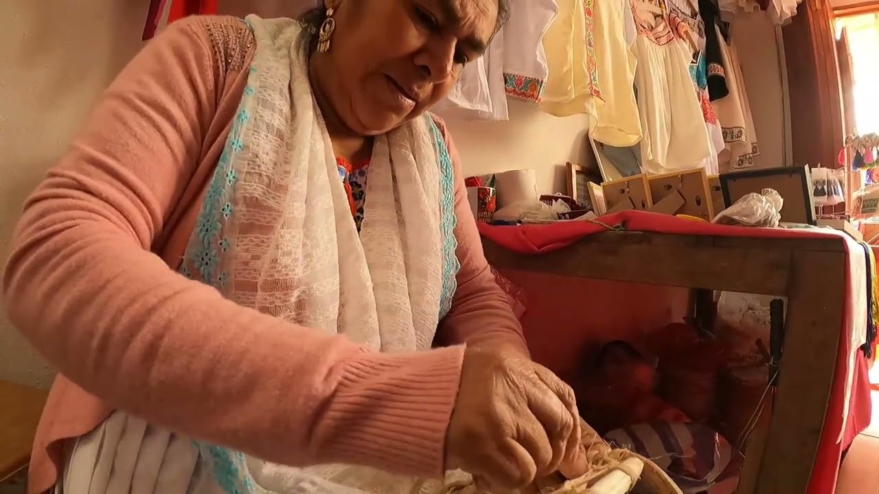 Cuetzalan, PUEBLA/Tejido en botón CRUZADO