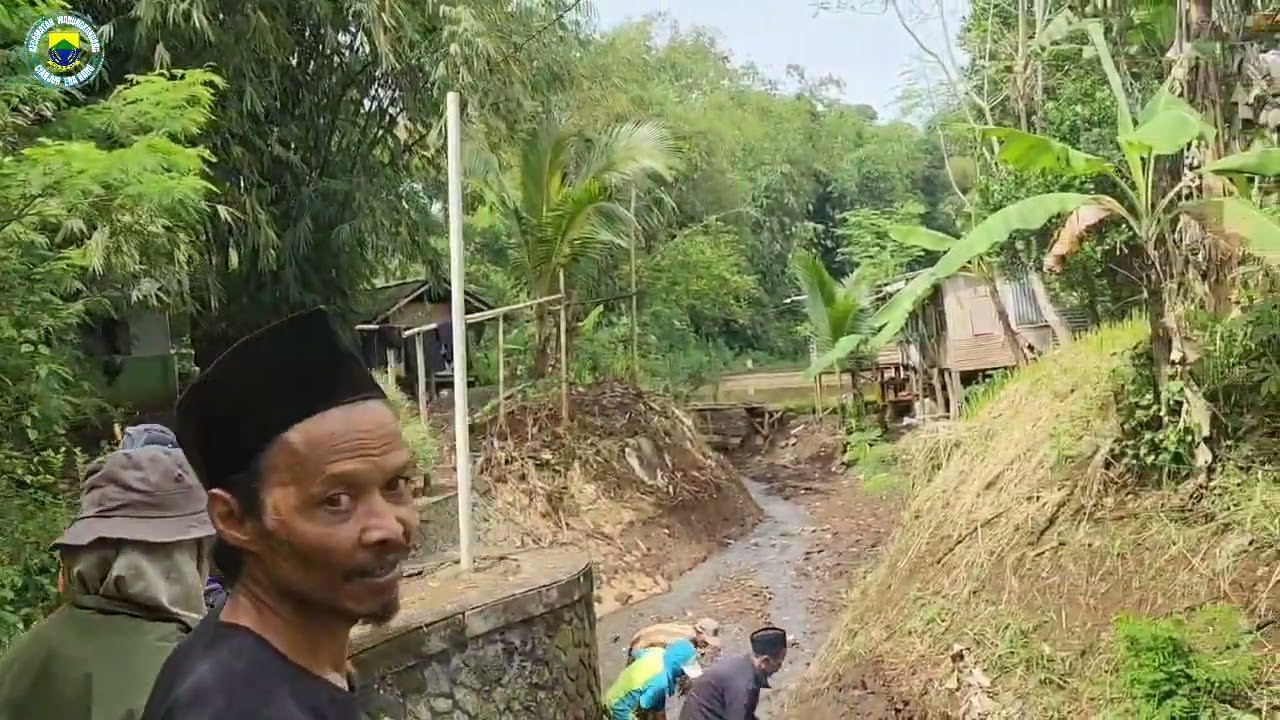 Camat Warungkondang Dadi Rustandi S.H,.M.H Giat Gorol Memberesihkan Irigasi 
